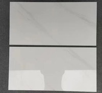 Carreaux muraux en céramique gris clair et blanc pur modernes 300x600mm pour salle de bain, cuisine, centre commercial et hôpital