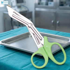 กรรไกรแพทย์ 6Flowers Universal Paramedic Shear (สีเขียว) กรรไกรผ่าตัด ได้รับการรับรองมาตรฐาน CE ISO ผลิตจากสแตนเลสคุณภาพสูง ขนาด 14 ซม. รับประกัน 1 ปี - Product Image 3