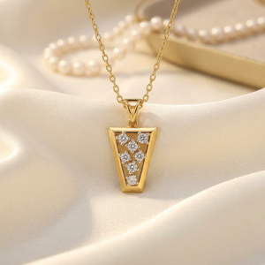 Collar con Colgante de Diamantes en Forma de Triángulo Clásico, Brillante y Moderno, con Diseño Geométrico - Product Image 1