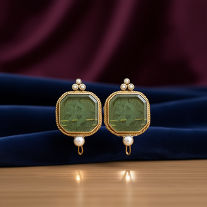 Orecchini pendenti esagonali vintage placcati oro con intarsio verde e montatura a castone con perle finte bianche per l'uso quotidiano da donna - Product Image 2