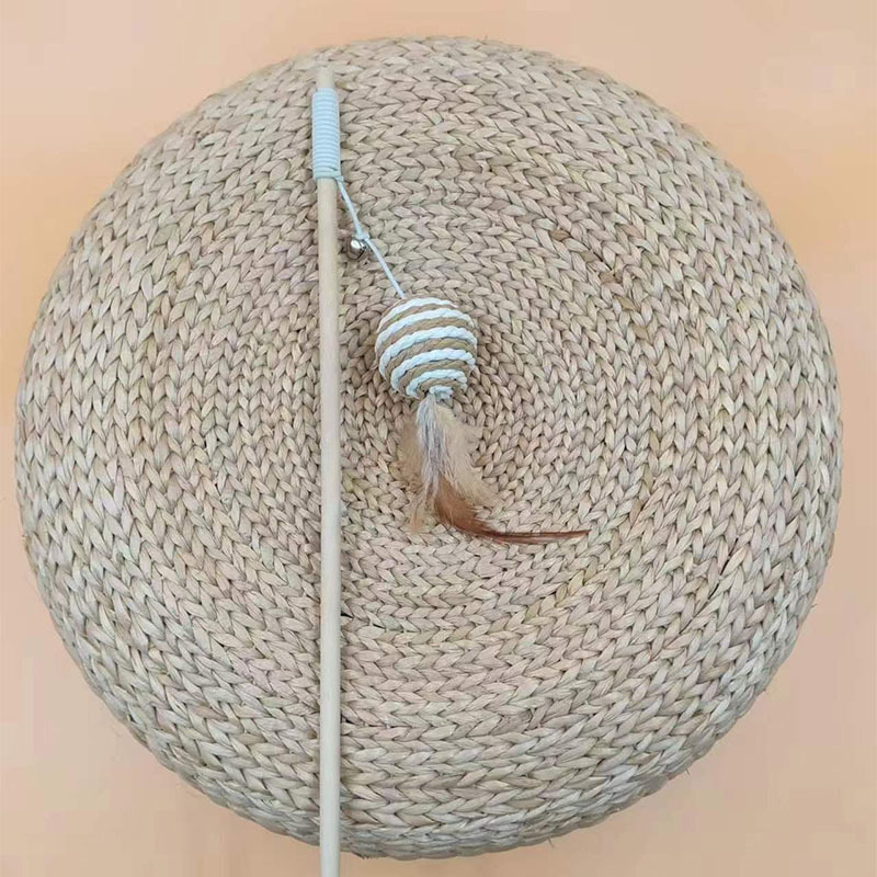 Poste de madera, cuerda de papel, bola redonda.