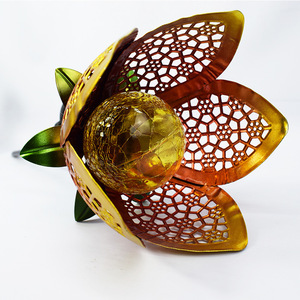Lampe décorative de jardin extérieure à LED, style européen, en résine ajourée, alimentée par l'énergie solaire, avec motif floral en métal à insérer dans le sol - Product Image 5