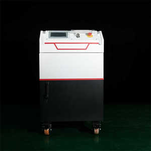 Machine de nettoyage laser à fibre pulsée de 300 watts à refroidissement par eau de précision pour l'élimination de la rouille sur les pièces automobiles en acier - Product Image 6