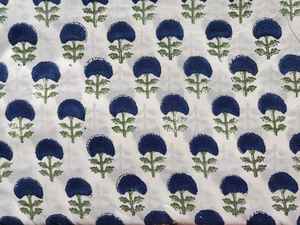 Bolso de mano acolchado de algodón inspirado en la artesanía, con estampado floral hecho a mano, diseñado para brindar comodidad, versatilidad y un uso diario sostenible. - Product Image 6