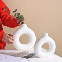 Vas Desktop Keramik Porselen Dekorasi Rumah, Kreativitas Bentuk Lingkaran Berongga untuk Hotel Efek Matte Putih
