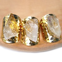 Bague ouverte en or et cuivre avec pierres précieuses brutes de quartz, citrine et améthyste irrégulières, plaquée or, réglable