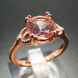 แหวนทองคำ 14K สีโรสโกลด์ ประดับมรกตสีชมพูทรงกลมขนาด 8 มม. แบบฝังหนามเตย สามารถสวมซ้อนกันได้ - Product Image 2