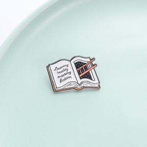 Creatieve boeken emaille pinset: De realiteit verlaten, de fictie binnenkomen. Metalen badge, elegante lees-pin, accessoire, cadeau. - Product Image 3