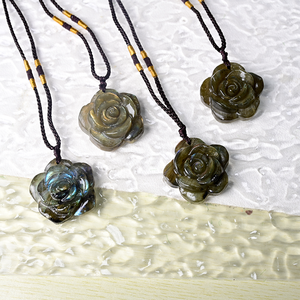 Collier pendentif en labradorite rose sculptée, bijoux bohèmes élégants, idéal pour la Saint-Valentin, pour hommes et femmes - Product Image 1