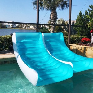 Chaise longue gonflable flottante pour adultes, flotteur de piscine portable pour usage extérieur, design bleu et blanc - Product Image 1