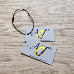 Étiquettes suspendues grises personnalisées avec estampage à chaud doré - Étiquettes de vêtements de marque pour vêtements et accessoires avec logo de la marque - Product Image 6
