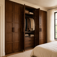 Armoire de chambre intégrée en noyer foncé sur mesure avec portes à battants à panneaux surélevés, placard en bois de style classique moderne