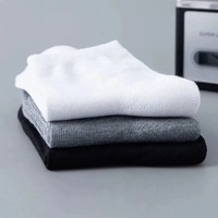 Vente en gros de chaussettes d'été pour hommes en polyester respirant noir, blanc et gris