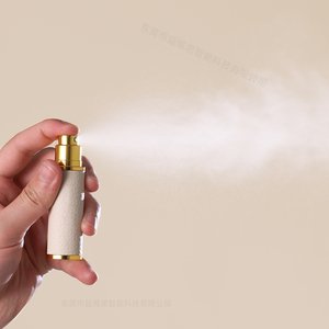 Mini bouteille de parfum de voyage en cuir et aluminium de luxe Capacité de 5ml 10ml Doublure en verre à fond d'aspiration magnétique pour les soins personnels
