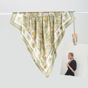 Personalisierter olivgrüner quadratischer Seidenschal mit abstraktem Tiermuster, 70 cm, als Geschenk geeignet - Product Image 6