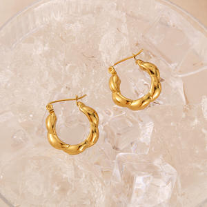 Boucles d'oreilles en fil plaqué or 10 carats avec perle naturelle ambre et cœur ethnique vintage à la mode, style Hong Kong - Product Image 3