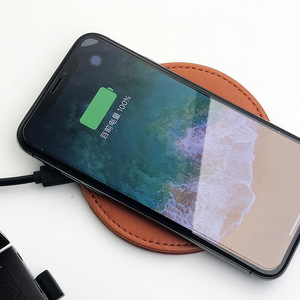 Chargeur de téléphone sans fil en cuir PU, chargeur de téléphone sans fil rond, chargeur de téléphone sans fil rapide personnalisé pour voiture. - Product Image 3