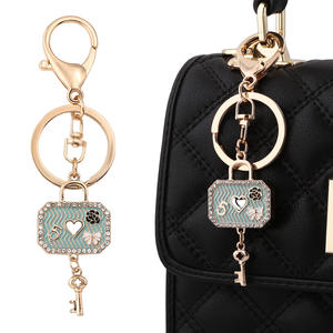 2025 nuevo diseño estilo coreano en forma de cerradura llavero en forma de corazón llavero de aceite de goteo con tachuelas de diamantes bolso de coche de mujer encanto - Product Image 1