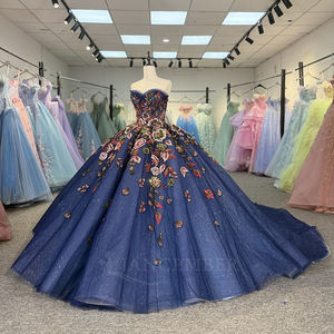 Vestido de Quinceañera Azul Marino con Brillo y Apliques Florales, Antiestático, con Cola de Capilla, de Organza, Modelo 1570 - Product Image 2