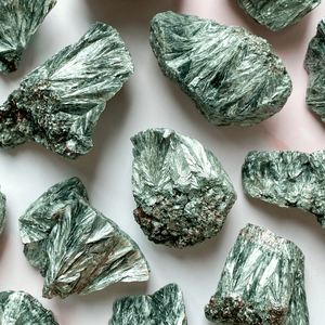 Wholesale CrystalHola - Clúster de Serafinita en Bruto de Alta Calidad, Especímenes de Roca, Tendencia de Moda, Regalo de Recuerdo, Decoración del Hogar - Product Image 3