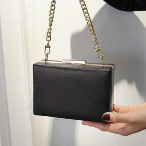 Bolso de Mano Casual Cuadrado Pequeño de PU Estilo Europeo Americano, Diseño Retro Cheongsam, con Cadena y Cierre, IP56 - Product Image 4