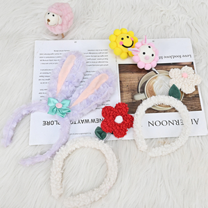 Vente en gros de bandeaux coréens mignons à petites fleurs et de bandeaux antidérapants en peluche, polyvalents et au prix d'usine - Product Image 3