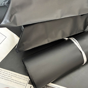 Bolsa de Embalaje Negra Mate de 13 Micras de Grosor, Autosellable, para Envío y Transporte - Product Image 1