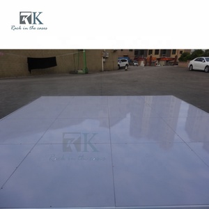Piso de Madera Resistente a la Intemperie 4x4, Portátil para Exteriores, con Diseño a Cuadros Blanco y Marrón, para Bodas - Product Image 5