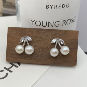Nuevos exquisitos accesorios de verano, pendientes de <span class=keywords><strong>cereza</strong></span> de perlas de agua dulce con circón, joyería de cobre de diamante de moda para regalos de bodas - Product Image 2