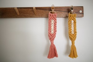 LLavero de macramé personalizado, joyería de borla tejida de cuerda de algodón hecha a mano, nombre se puede personalizar llavero de letra - Product Image 6