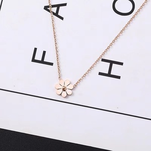 Collar de Acero Inoxidable con Diseño <span class=keywords><strong>Floral</strong></span> Minimalista y Elegante, Chapado en Oro Rosa, con Colgante de Margarita para Mujer, Venta al Por Mayor - Product Image 2