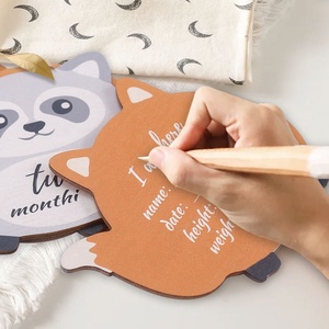 Fabricant record de croissance de bébé <span class=keywords><strong>bonjour</strong></span> monde carte jalon mensuel impression UV animaux <span class=keywords><strong>allemand</strong></span> en bois jalon cartes bébé - Product Image 3