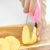 Handmatige aardappelchipsnijder van roestvrij staal met plastic handvat, gegolfde snijder voor groenten, voor de keuken