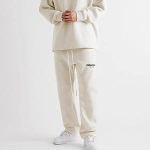 Essentials Sporthose in Hell- und Dunkel-Oatmeal mit Flockdruck, Stretch, Streetwear, anpassbarem LOGO, Unisex Herren Sweatpants - Product Image 3