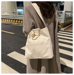 Bolsas de mano de lona con asa de algodón reutilizables de alta resistencia personalizadas Logotipo impreso en blanco y negro satinado ecológico para compras de mujeres - Product Image 3