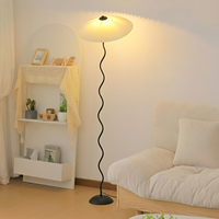 Vente en gros Art contemporain lampadaire Squiggle Wave support en métal abat-jour en tissu plissé Design unique pour le salon Accent d'hôtel