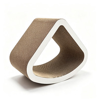 Griffoir pour chat en carton ondulé en gros, maison triangulaire pour chat avec ouverture arrondie pour chats d'intérieur, fourniture OEM