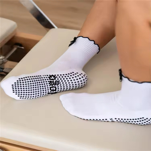 Chaussettes de yoga et de Pilates antidérapantes personnalisées – Chaussettes de ballet à logo personnalisé, chaussettes de Pilates et de yoga à logo personnalisé, à volants pour femmes - Product Image 5