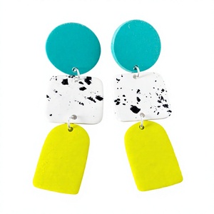 Nouvelles Boucles d'Oreilles Créoles Géométriques en Acrylique pour Femme, Bijoux Tendance et Élégants en Résine, Design Color Block Jaune, Blanc et Teal - Product Image 1