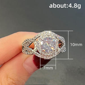 Anello di fidanzamento da donna F1538 in oro bianco con diamante taglio brillante rotondo naturale colore G e design a halo - Product Image 4