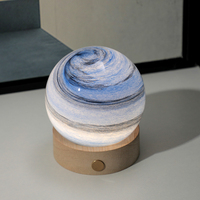Lampe de nuit LED en verre en forme de planète, télécommande RGB, base en bois, lampe de table USB, sphère galaxie, lumière décorative, ornement de chambre à coucher