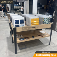 Présentoir portable pour échantillons de carreaux avec étagère inférieure en bois et séparateurs pour utilisation en showroom