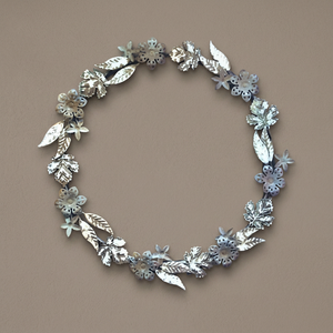 Guirnalda Decorativa Metálica Hecha a Mano, Estilo Clásico Redondo, Adorno Navideño para Colgar en la Pared con Hojas y Flores (Sin Iluminación) - Product Image 4