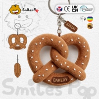 Gantungan Kunci Boneka Pretzel Lucu, Roti Gulung Lembut, Bersertifikat CE UKCA, Logo Custom, MOQ Rendah untuk Hadiah Anak Tema Toko Roti