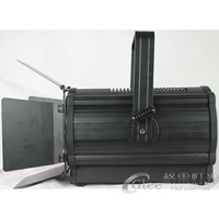 Projecteur Fresnel motorisé automatique 200W RGBW COB LED pour théâtre et événements, avec contrôle DMX512 et température de couleur réglable