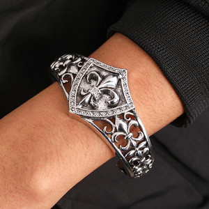 Bracelet en alliage pour homme en forme de bouclier, design fleur de lys en argent tibétain, bijoux de mode - Product Image 1
