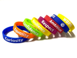 Pulseras Deportivas de Silicona Personalizables, Pulseras de Baloncesto con Mensaje y Logotipo - Product Image 3