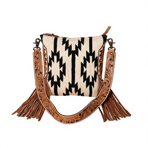 Bolso de Hombro para Mujer Estilo Saddle Bag con Flecos y Patrón Western, Tipo Tote, para Uso Diario y Viajes - Product Image 1