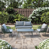 Ensemble de canapés de jardin en rotin moderne et durable 4 places avec mobilier tressé résistant aux UV pour usage extérieur dans les cours de villas et les parcs