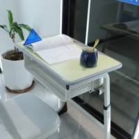 Bureaux d'école en métal réglables, confortables, durables et écologiques avec chaises à plateau en bois pour les cours de soutien scolaire des élèves du collège